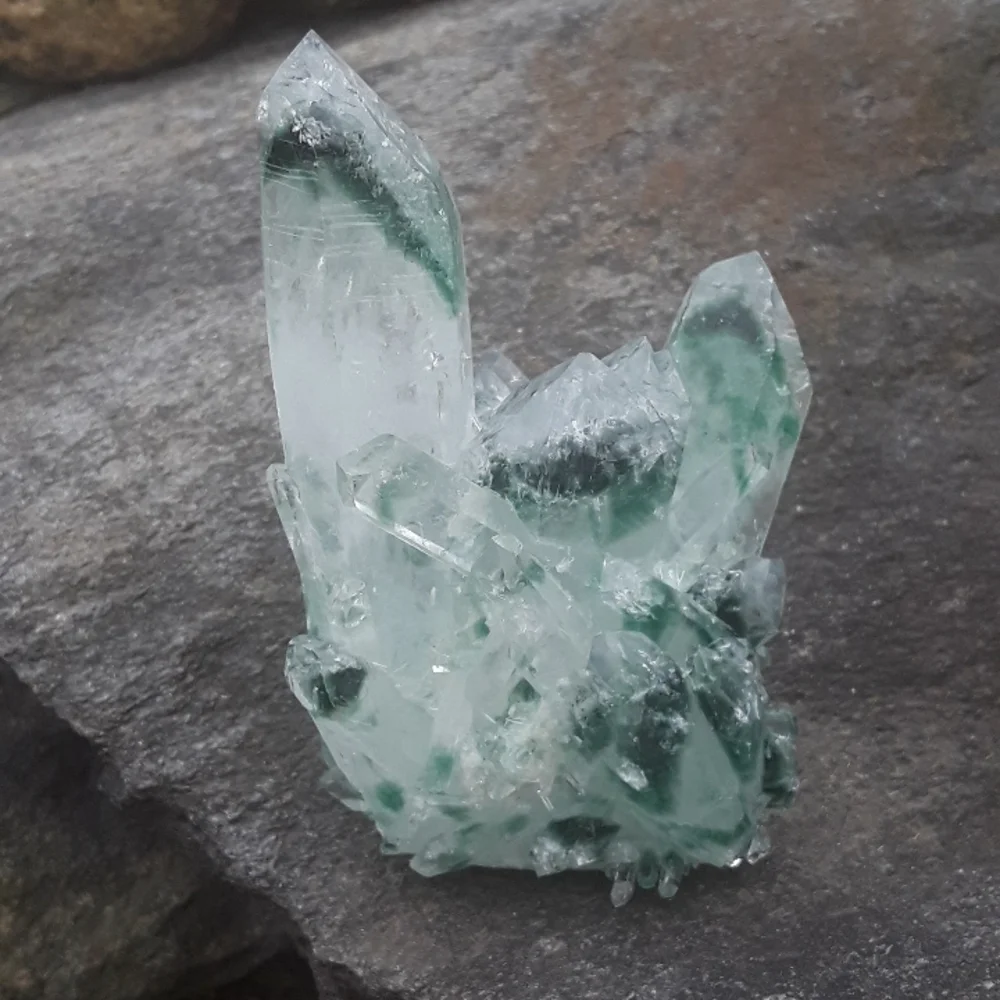 Green phantom quartz crystal cluster, lab-grown - Picture 2 of 8